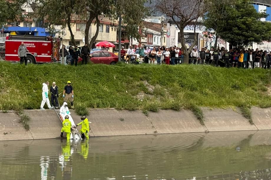 De acuerdo con información preliminar, el hecho se registró en la calle 75 con carrera 57, donde ciudadanos reportaron la presencia del cadáver en el caño del sector.