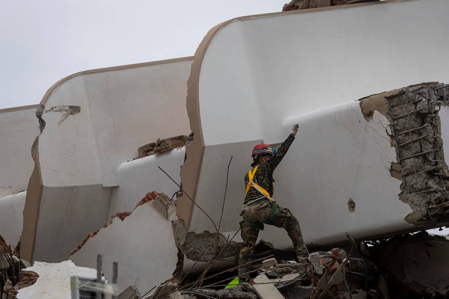 Un rescatista realiza labores de búsqueda en una zona un afectada por el doble terremoto del 24 de junio.
