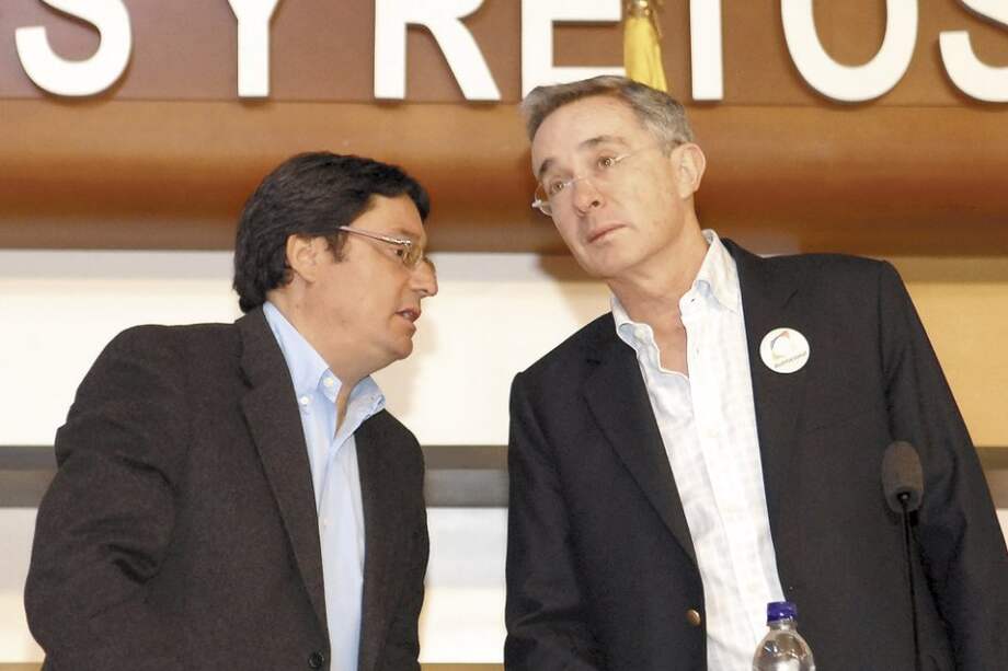 El expresidente Álvaro Uribe acompañado del exvicepresidente Francisco Santos quien participara en la consulta del Centro Democrático. / El Espectador
