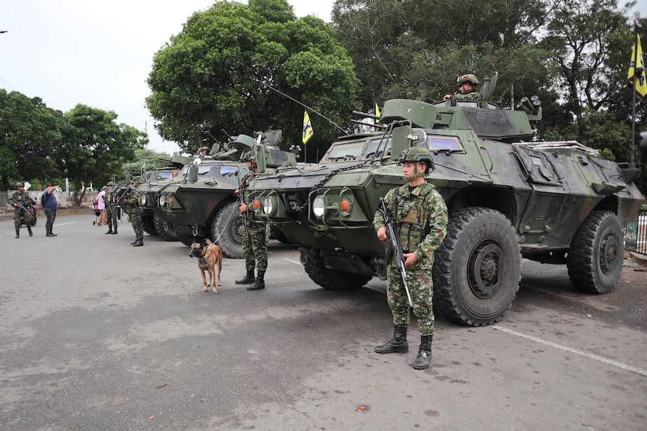 Desde temprano, el Ejército colombiano trasladó tanques al puente internacional Simón Bolívar que une a las ciudades de Cúcuta y Villa del Rosario con las ciudades de San Antonio y San Cristóbal del Estado Táchira, en Venezuela.