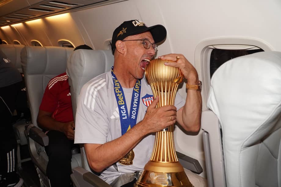 Alfredo Arias, con la copa de campeón de la Liga BetPlay.