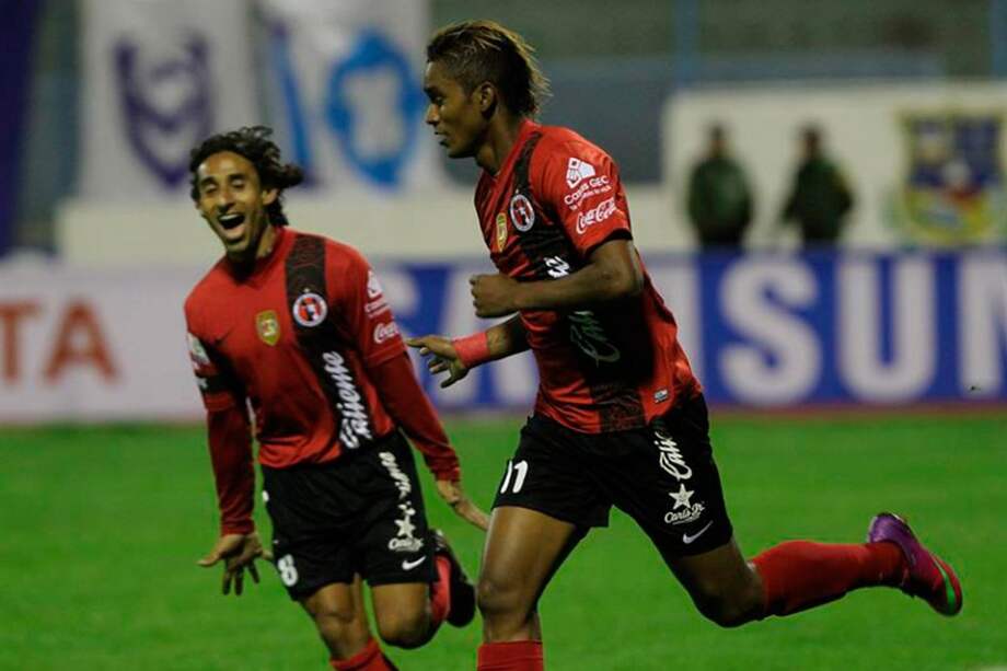 Fidel Martínez (d) de los Xolos de México celebra un gol ante San José.