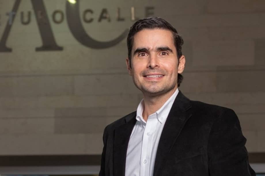 Esteban González, CEO de Arturo Calle, frente al logo corporativo de la marca.