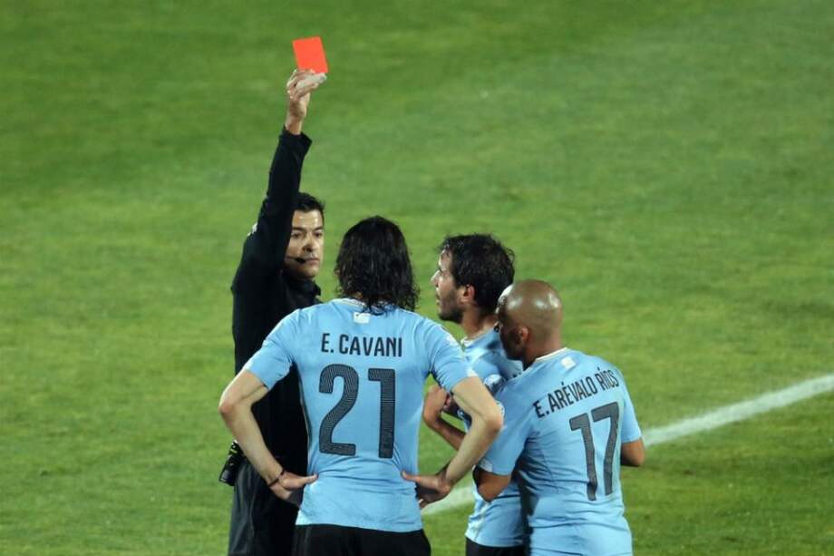 Edinson Cavani en el momento de la expulsión contra Chile. Foto: AFP