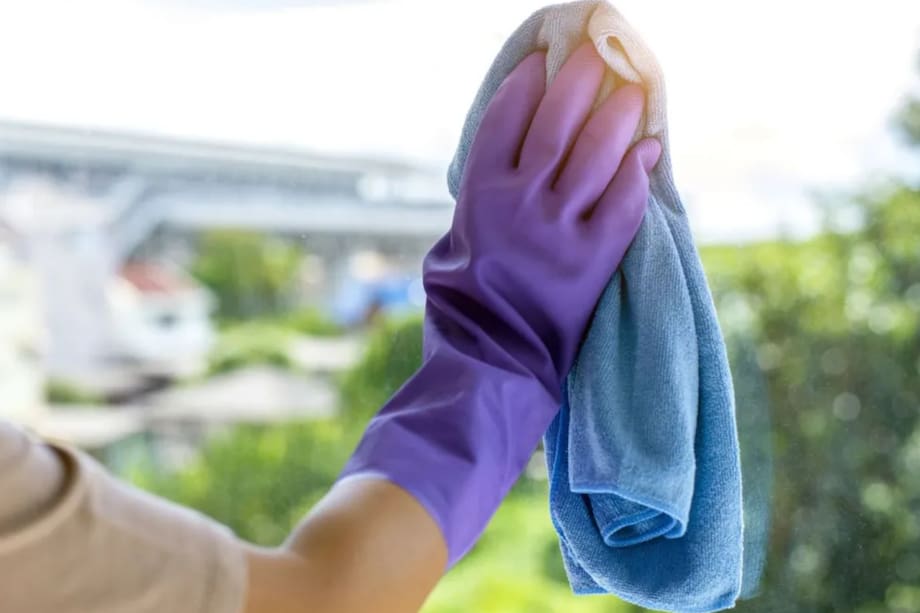 Elimina manchas de agua en los vidrios y espejos con este ingrediente de cocina