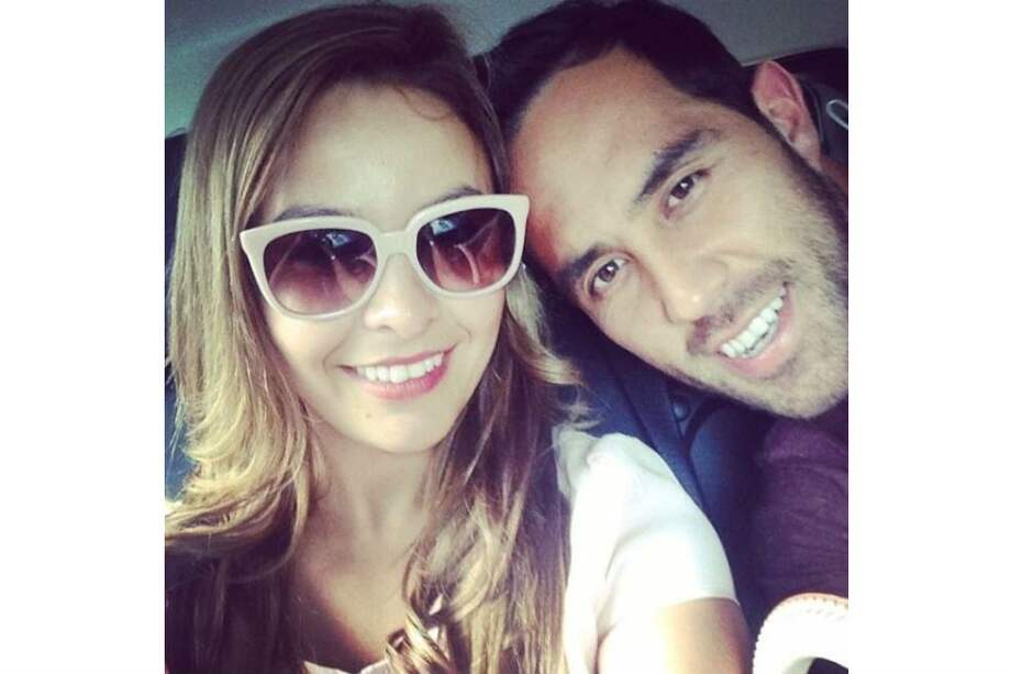 Claudio Bravo junto a su esposa Carla Pardo. / Instagram