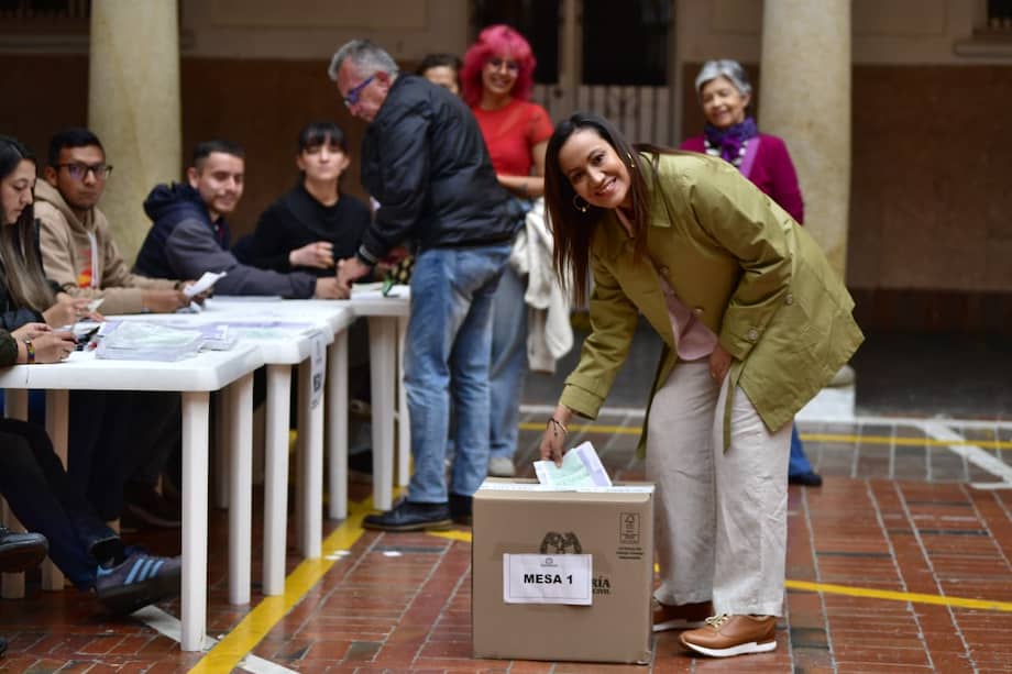 La exministra Carolina Corcho votó este 26 de octubre en un colegio ubicado en el centro de Bogotá.