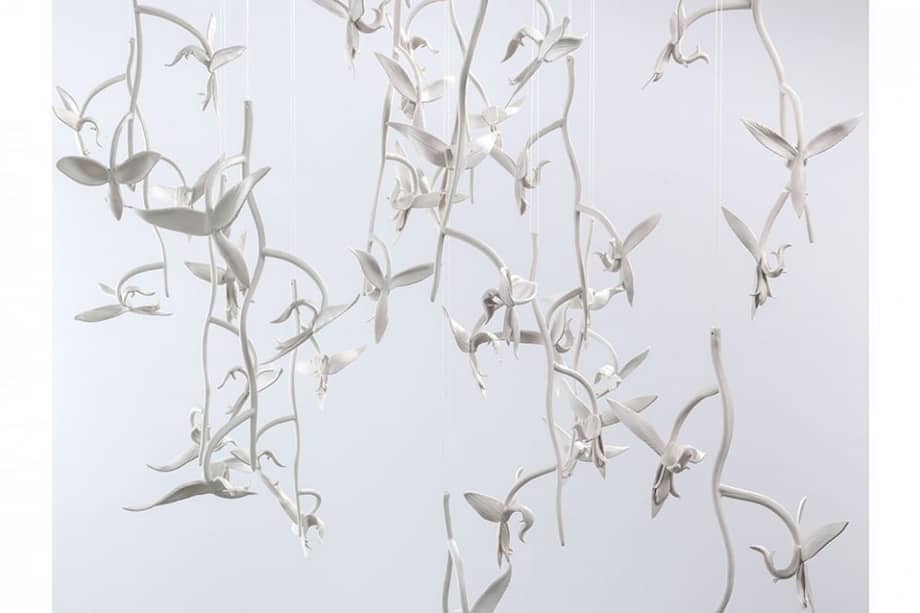 Arriba, detalle de “Góngoras”, orquídeas en porcelana hechas a mano. Abajo, “Desplazamiento I”, vestido de bautizo estampado. / Fotos: Cortesía