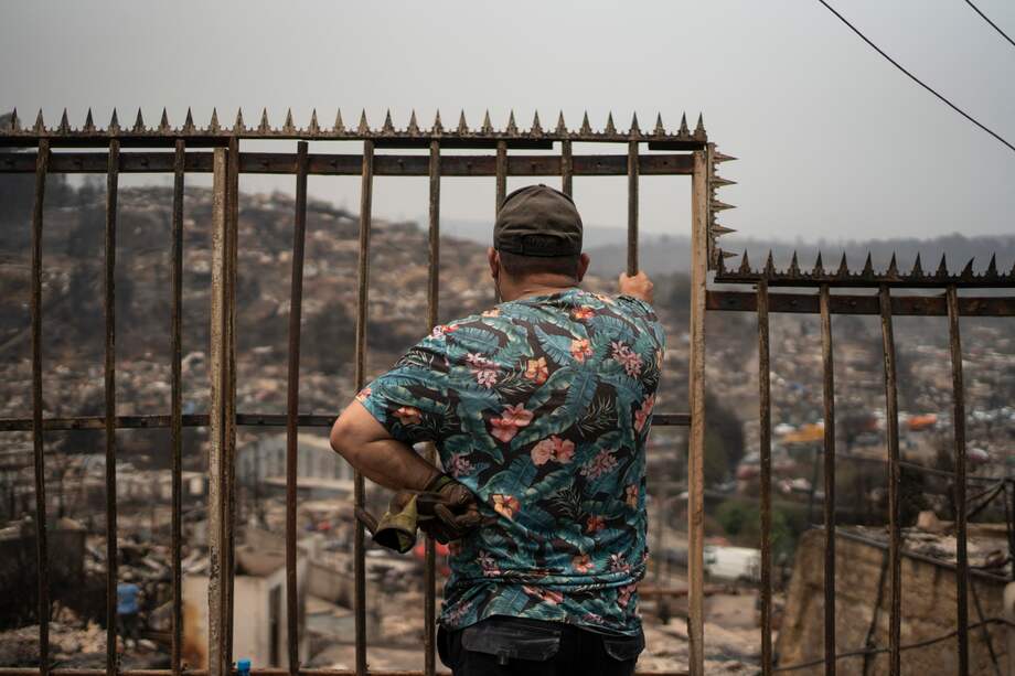 Un hombre observa las afectaciones tras un incendio forestal en la localidad de Lirquén, a 17 Kilómetros de distancia de la ciudad de Concepción, en la región del Biobío (Chile).