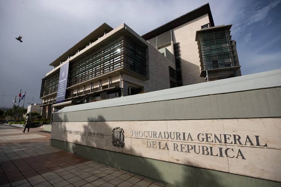 También están siendo investigadas la curadora del evento, Sandra Carolina Chacón Bernal, y la coordinadora del Grupo de Artes Plásticas y Visuales del Ministerio de Cultura, Alejandra Sarria Molano.