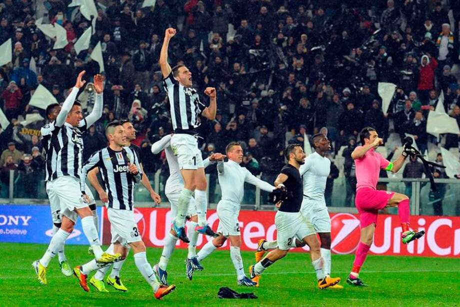 Jugadores de la "Vecchia Signora" celebran tras conseguir su tiquete a cuartos de final. / EFE