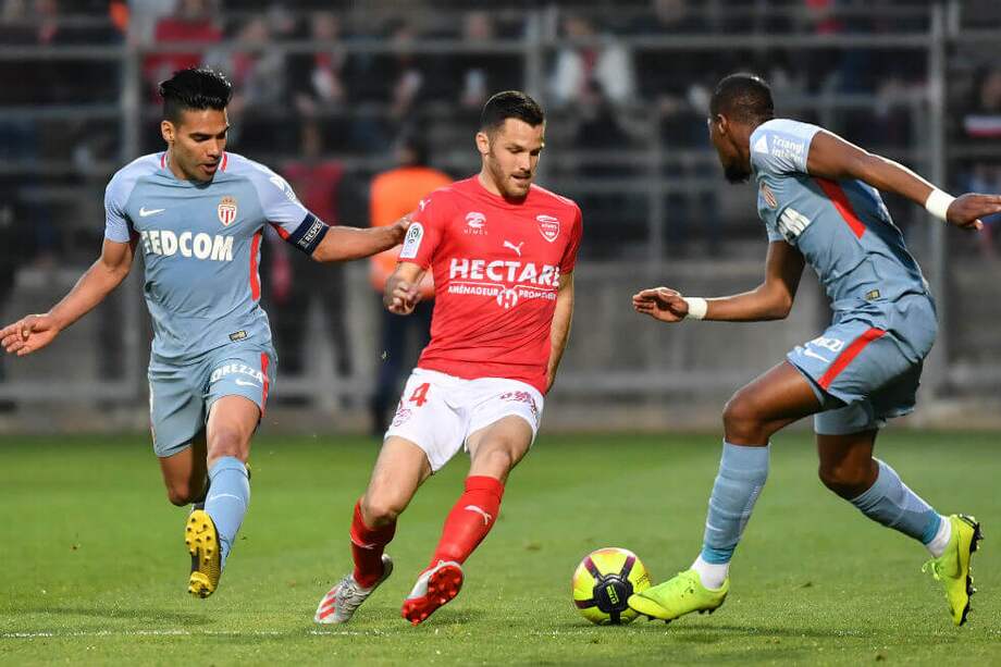 Radamel Falcao García (izqu.) jugó los 90 minutos. / AFP