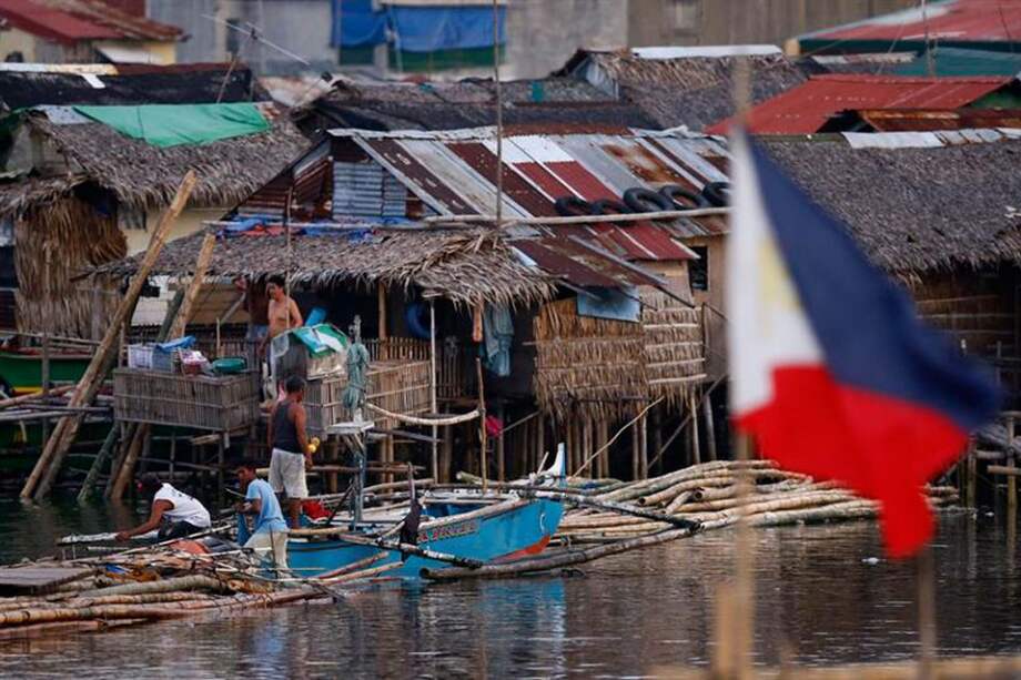 Al menos tres muertos y 890.000 evacuados en Filipinas por el tifón Hagupit