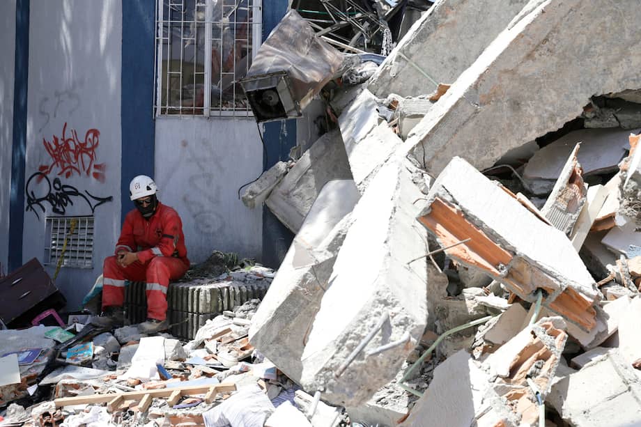 Los equipos de socorro han trabajado sin descanso para rescatar a las personas atrapadas entre los escombros.