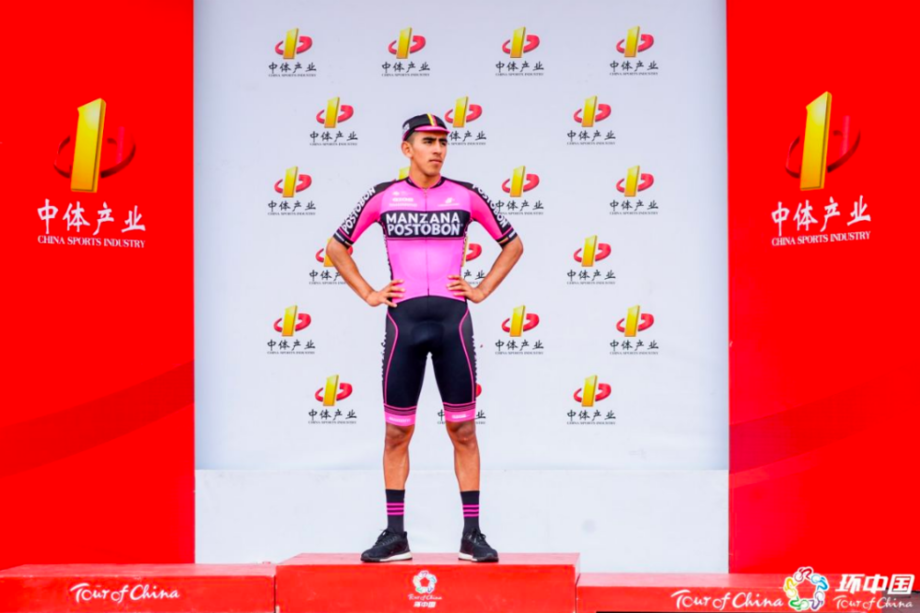 Molano en el podio luego del triunfo de este martes. / Manzana Postobón