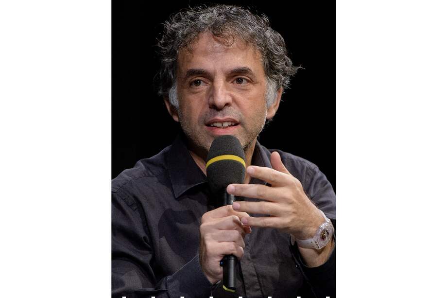 "Avería en los confines de la galaxia" es el más reciente libro de Etgar Keret, escritor israelí. En él, el autor reúne un conjunto de relatos cortos, cotidianos y surrealistas, en los que habla de la ansiedad y la soledad, de la incomunicación y de cómo las personas escapan del temor a sentirse solas. El libro incluye también una historia paralela en la que Keret introdujo un componente autobiográfico, como hijo que es de supervivientes del Holocausto.