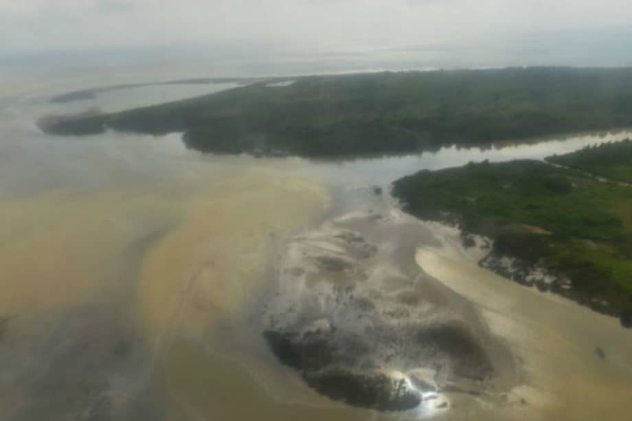 Emergencia ambiental y sanitaria en Tumaco por derrame de petróleo. / Presidencia de la República.