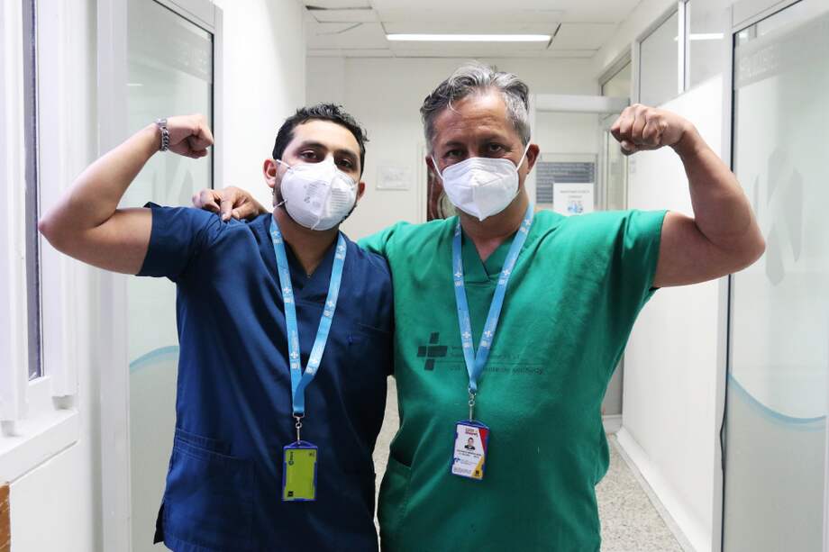 Con esfuerzo económico, Freddy sacó adelante la carrera de medicina de su hijo que hoy trabaja hombro a hombro con él en la misma sede.