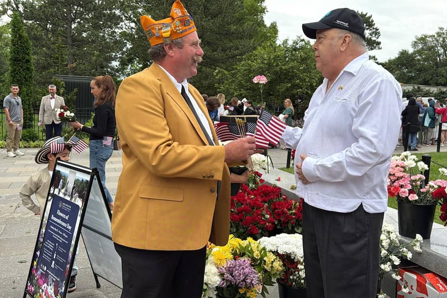 El embajador de Colombia en EE.UU. estuvo presente en el evento del Día de la Memoria en Arlington.