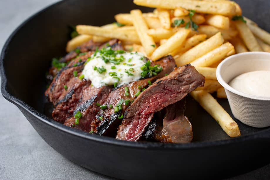 El steak frites es un clásico de la gastronomía donde se fusionan sabores y texturas para conquistar al comensal.