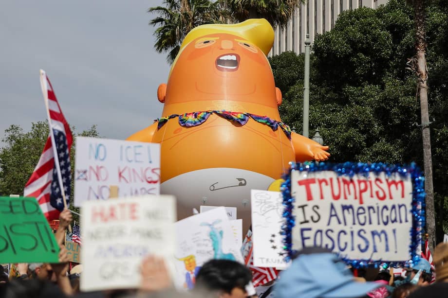 LOS ANGELES (United States), 29/03/2026.- A giant inflatable Donald Trump ballon is carried as activists participate during the 'No Kings' rally outside of City Hall in downtown Los Angeles, California, USA, 28 March 2026. The event is one of more than 3,100 demonstrations held across all 50 states on 28 March 2026. (Protestas) EFE/EPA/CHRIS TORRES