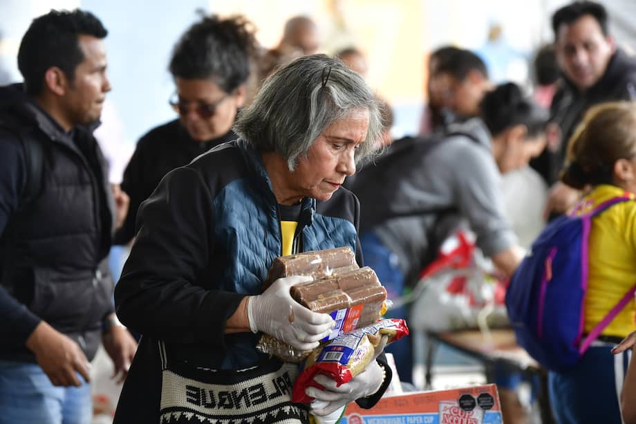 Una adulta mayor se sumó a la jornada de donaciones en Bogotá y llevó ayu