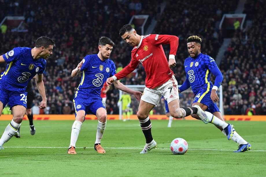 Cristiano Ronaldo ante la marca de Cesar Azpilicueta (L), Jorginho y Trevoh Chalobah, jugadores de Chelsea, en el empate a un gol en Old Trafford.