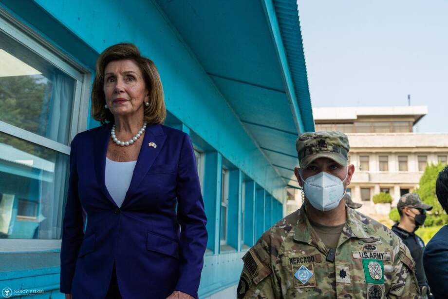 La presidenta de la Cámara de Representantes de EE. UU., Nancy Pelosi, durante una visita a la Zona Desmilitarizada (DMZ) que separa a Corea del Norte y Corea del Sur.