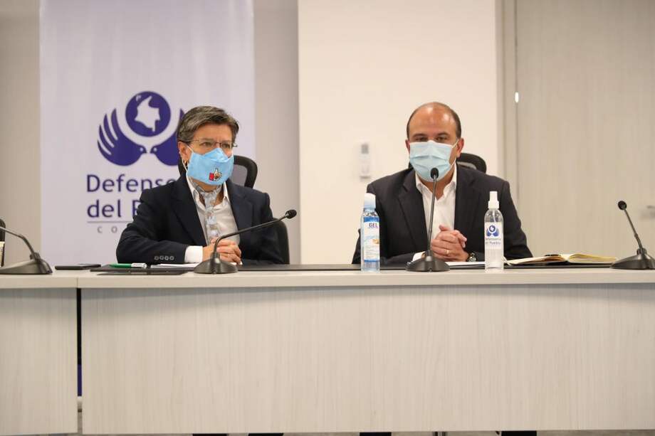 La alcaldesa de Bogotá, Claudia López y el defensor del Pueblo, Carlos Camargo.