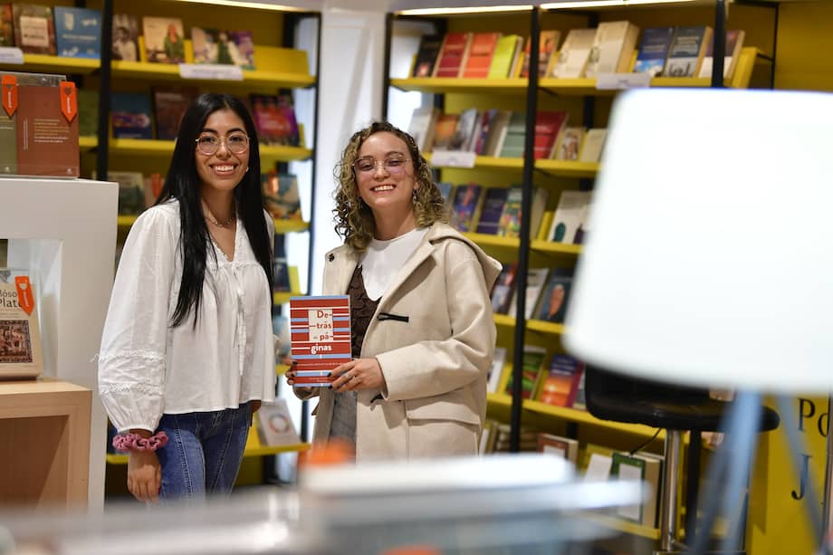 Sofía Quiroga (izq.) y Valentina Vásquez, dos de las autoras de "Detrás de páginas", el nuevo libro de Grupo de estudios editoriales y del libro de la Pontificia Universidad Javeriana.