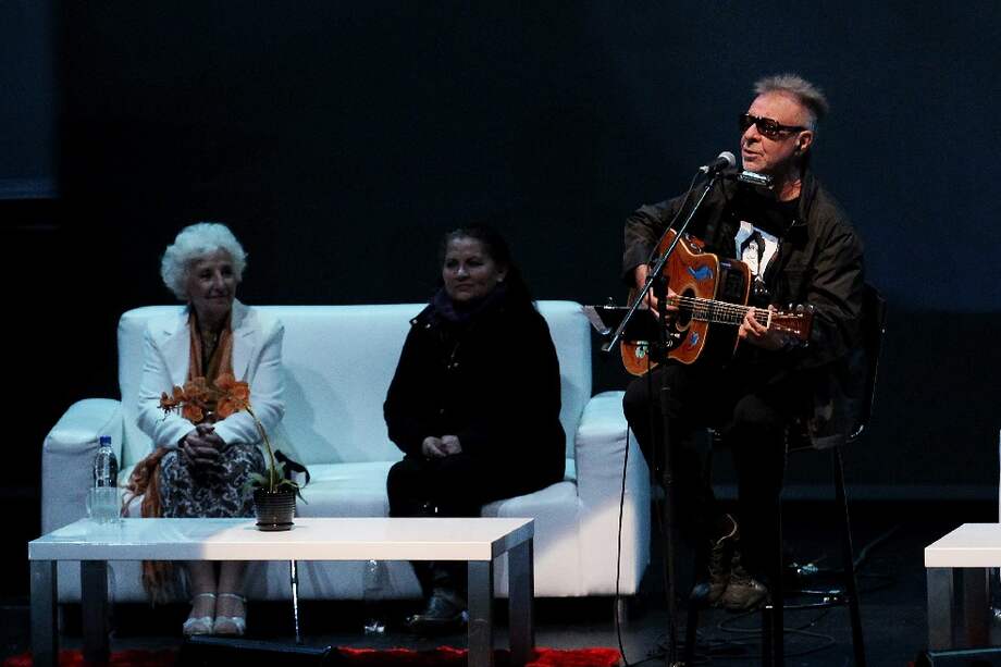 León Gieco, junto a Estela de Carlotto, de la asociación Abuelas de Plaza de Mayo (izquierda) y Luz Marina Bernal, líder de las Madres de Soacha. /EFE