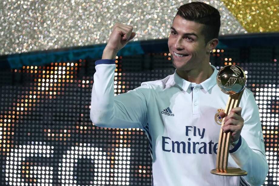 Cristiano Ronaldo, jugador portugués de Real Madrid, con el trofeo del Mundial de Clubes. / AFP
