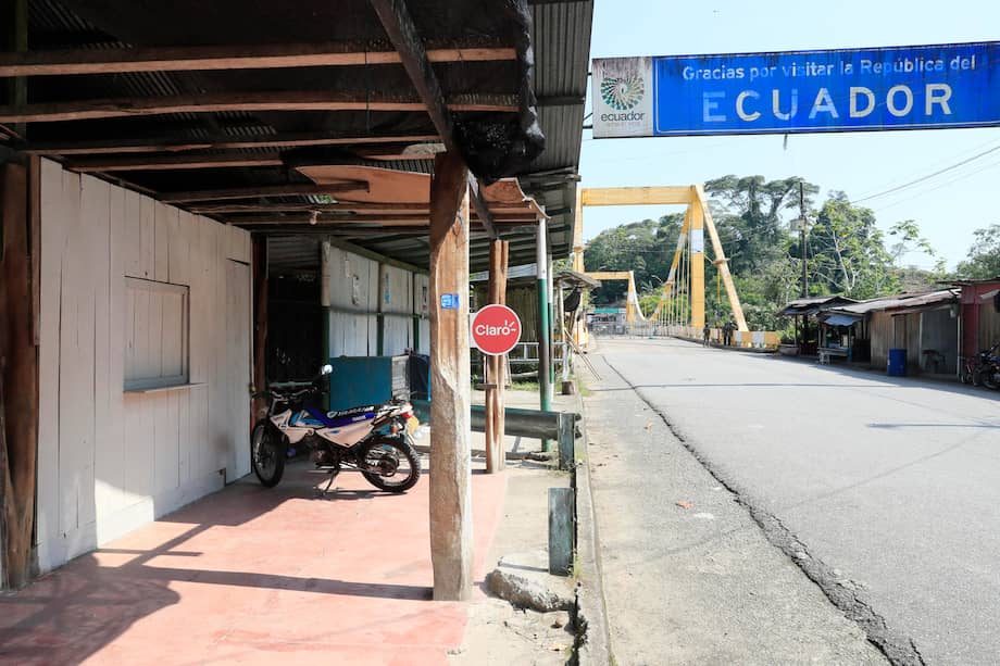 Locales comerciales cerrados del lado ecuatoriano del Puente Internacional San Miguel que conecta a San Miguel (Colombia) con la zona rural de Lago Agrio (Ecuador). Imagen de referencia.
