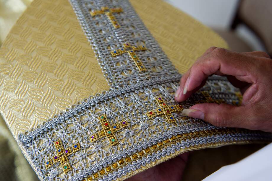 Las prendas están hechas para el próximo Papa.