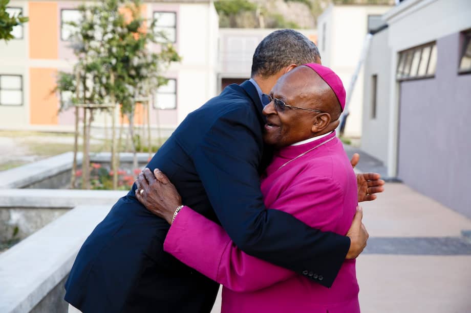 Tutu, laureado como Obama con el Premio Nobel de la Paz, "fue un mentor, un amigo y una brújula moral para mí y para muchos otros", dijo el expresidente estadounidense en un comunicado.