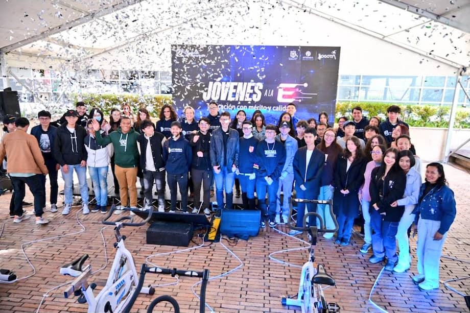 El alcalde Mayor, Carlos Fernando Galán, la secretaria de Educación, Isabel Segovia, y el director de la Agencia Atenea, Víctor
Saavedra, anunciaron este viernes, los resultados de la primera convocatoria del
programa ‘Jóvenes a la E’.