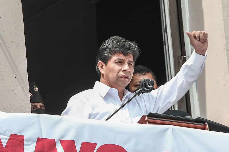 El presidente de Perú, Pedro Castillo, y la primera dama, Lilia Paredes, fueron acusados de plagiar su tesis de maestría.