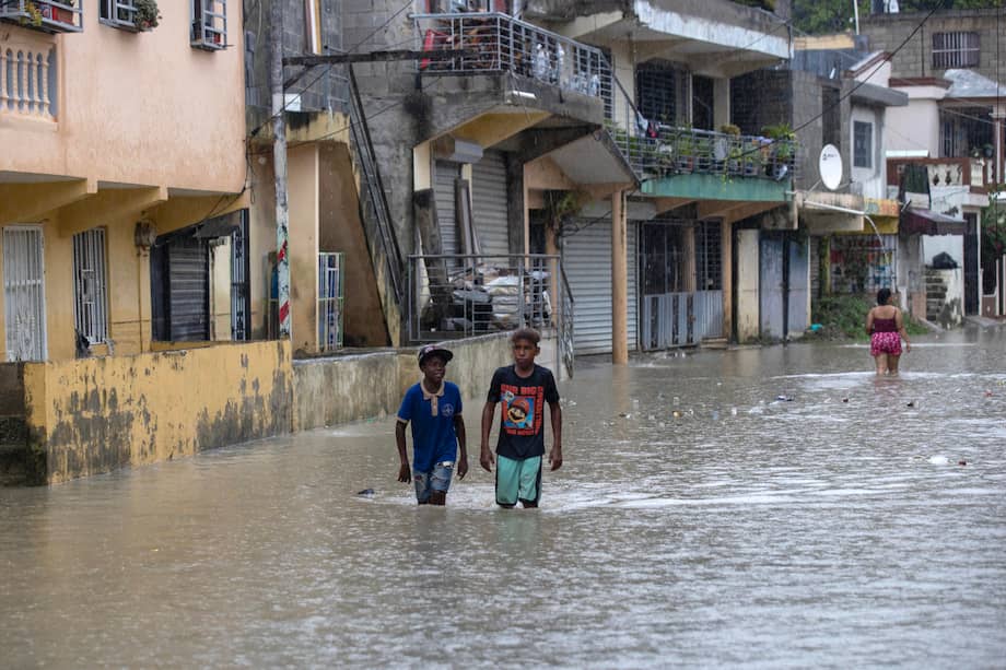 Personas caminan por una calle inundada en Santo Domingo (República Dominicana).