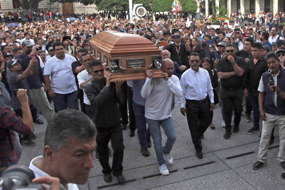 Cientos de personas acuden este lunes a la plaza del Ayuntamiento para despedir al alcalde de Chilpancingo, Alejandro Arcos Catalán, asesinado el pasado domingo en el estado de Guerrero (México).