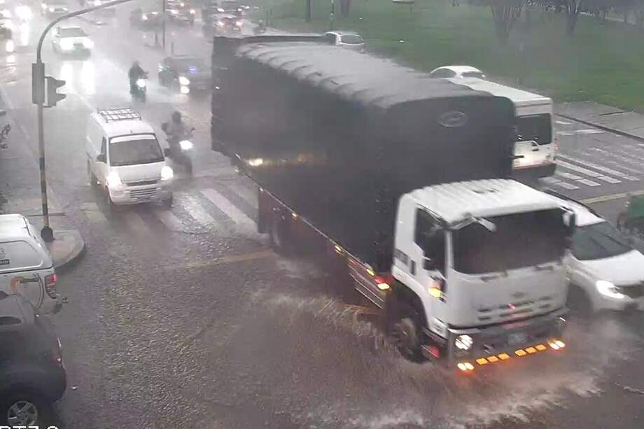 Avenida Esperanza inundada por cuenta de los aguaceros de este lunes.