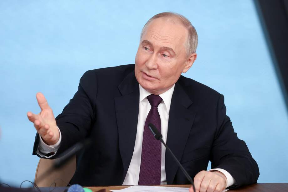 El presidente ruso, Vladímir Putin, se reúne con jefes de agencias de noticias internacionales, al margen de la edición número 27 del Foro Económico Internacional de San Petersburgo.