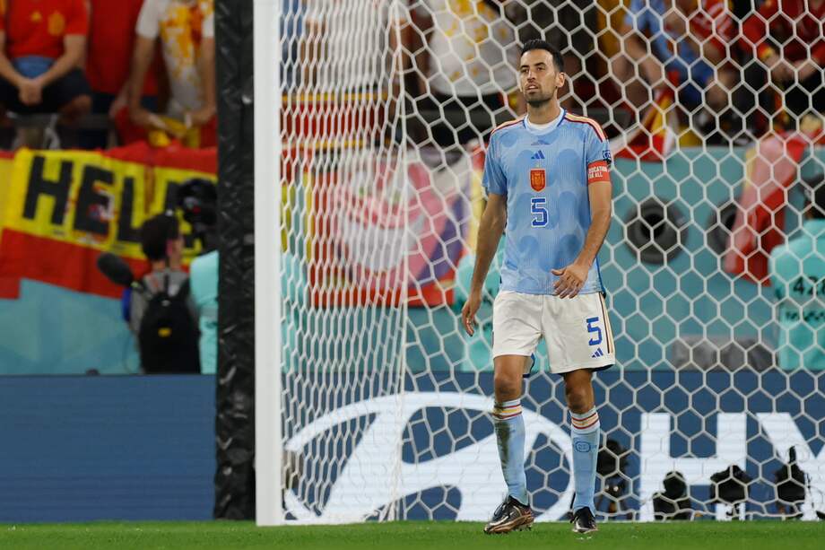 Fotografía de archivo del 06/12/2022, de Sergio Busquets de España tras fallar en la serie de penaltis durante el partido de los octavos de final del Mundial de Fútbol Qatar 2022 entre Marruecos y España. El centrocampista de 34 años anunció este viernes su retirada de la selección española de fútbol después de más 13 años en lo que ha conquistado el Mundial de 2010 y la Eurocopa en 2012.