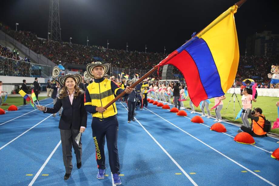 Ana Edurne Camacho en compañía de Fabián Puerta, abanderado de Colombia en Cochabamba 2018. / COC