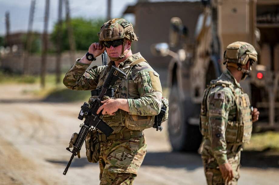 Foto de referencia: soldados estadounidenses patrullan una aldea en el campo de la ciudad de Qamishli, de mayoría kurda, en la provincia de Hasakeh, en el noreste de Siria.
