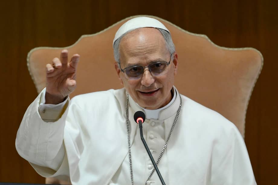 El papa León XIV se reúne en el Vaticano con los cardenales que lo eligieron como pontífice.