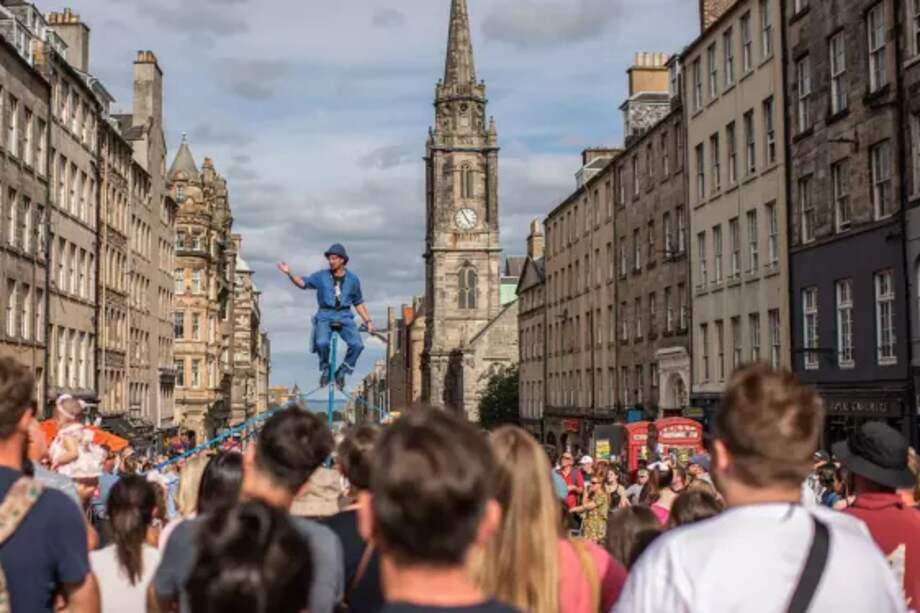 El Fringe acoge a artistas de todo el mundo que dan vida a la mayor celebración cultural internacional, con más de 3.350 espectáculos de danza, musicales, comedia, circo o cabaret.