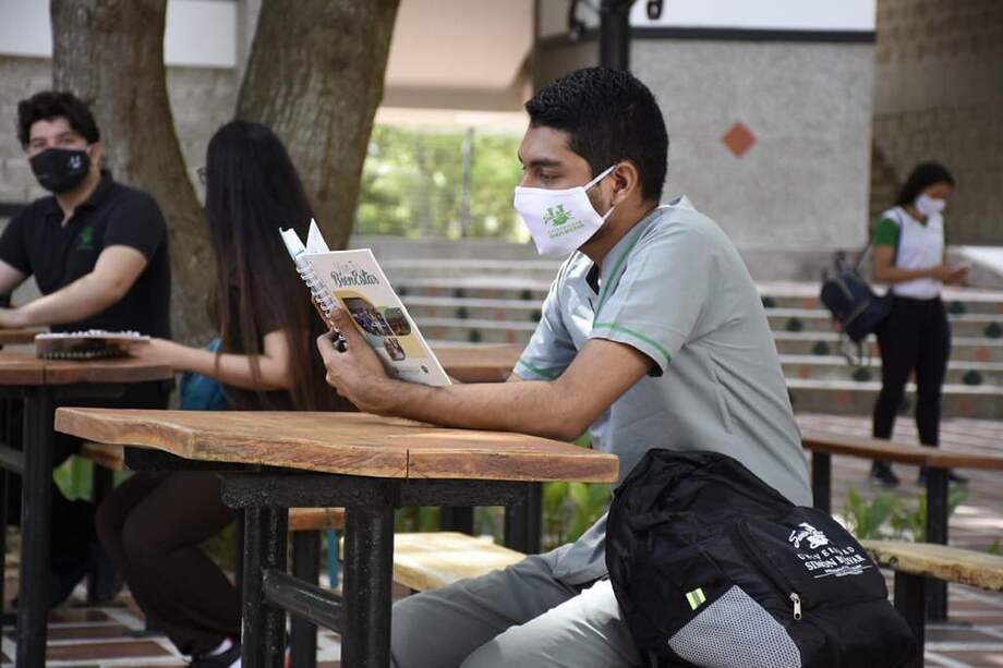 En los actuales momentos en que se proyecta esta nueva transformación, reiteramos nuestro convencimiento de la importancia del sistema mixto de la educación superior colombiana.