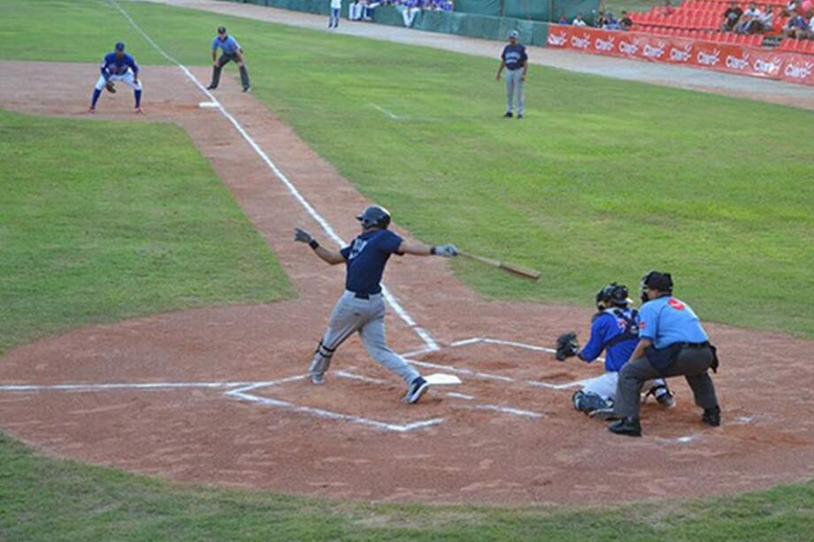 Caimanes y Leones igualan en la final del béisbol colombiano