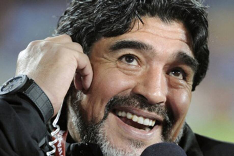 Maradona y su nueva novia retornan a Buenos Aires