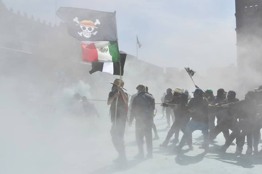 Un manifestante sostiene una bandera del manga One Piece y una bandera mexicana durante una protesta contra el gobierno de la presidenta mexicana Claudia Sheinbaum.